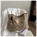 Dettaglio di una borsa tote kaki con foulard decorativo e stampa testo di moda - Cachi
