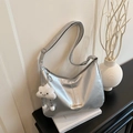 Sac fourre-tout argenté métallisé en forme de croissant avec pendentif nuage - Avec Pendentif / Argent