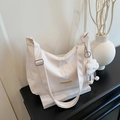 Sac fourre-tout blanc minimaliste avec bandoulière réglable et breloque en peluche - Avec Pendentif / Blanc