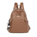 Brauner Damenrucksack aus gestepptem PU-Leder mit Goldnieten und Bärenanhänger - Camel