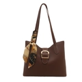 Sac fourre-tout marron foncé en similicuir avec boucle dorée et foulard en soie noué - Brun Foncé