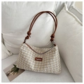 Detail der Tweed-Schultertasche mit geknotetem braunem Lederriemen und Mode-Etikett - Weiß