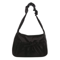 Schicke schwarze Plissee-Schultertasche mit Satin-Finish und Tunnelzugschleife - Schwarz