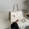 Elegante borsa in paglia intrecciata con ricami floreali verdi e dettagli in pelle - Bianco