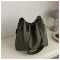 Bolso de hombro minimalista en nylon verde oliva con cordón y bolsillos laterales para mujer - Verde