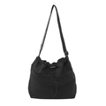 Bolso saco de lona negra con cordón, correa ajustable y un bolsillo frontal grande - Negro