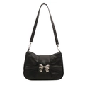 Minimalistische schwarze Schultertasche mit Schleife aus Mattleder und Silberverschluss - Schwarz