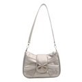 Silberne Schultertasche mit Schleife, flüssigem Metallic-Finish und Bandschließe - Silber
