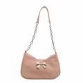 Sac à bandoulière en cuir rose avec chaîne argentée et détail nœud sur fond blanc - Rose