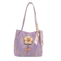 Grand sac cabas matelassé violet avec breloque fleur jaune et foulard décoratif en soie - Violet