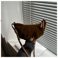 Primer plano del bolso hobo de ante marrón oscuro plisado con detalle de correa anudada - Marrón Oscuro