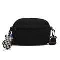 Borsa a tracolla in nylon nero impermeabile con etichetta fashion e ciondolo a orsetto - Nero