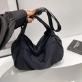 Bolso tote de nailon plisado negro con correa ajustable y cierre de cordón ajustable - Sin colgante / Negro