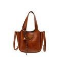 Sac seau marron rétro avec breloque cloche dorée et emblème métallique sur fond blanc - Marron Avec Pendentif