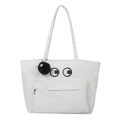 Grote witte canvas tote bag met speelse oogpatches en een zwarte roetbal hanger - Met Hanger / Wit