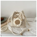 Dettaglio borsa a secchiello in paglia con girasole e chiusura a cordoncino naturale - Bianco Sporco