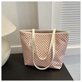 Dettaglio della borsa tote rosa con stampa geometrica e rivetti dorati sui manici in pelle - Rosa