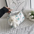 Borsa sottobraccio in tela bianca con stampa cane cartoon e ciondolo orsetto peluche - Immagine 2 con Pendente