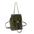 Mochila elegante verde oscuro de cuero sintético con cadena y cierre de giro dorado - Verde
