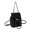 Mochila chic de charol negro con correas de cadena y cierre de metal sobre fondo blanco - Negro