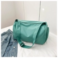 Détail du sac de voyage en nylon vert menthe avec bandoulière réglable et poche - Vert foncé