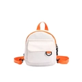 Mini mochila de lona blanca con correas naranjas y detalle de bolsillo frontal - Blanco