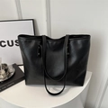 Minimalistische schwarze Damen-Tragetasche aus PU-Leder mit Nieten und zwei Schultergurten - Tote Bag / Schwarz
