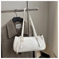 Detailansicht der weißen PU-Leder-Baguette-Tasche mit verstellbarer Goldschnalle - Weiß