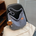 Borsa hobo in velluto a coste blu-grigio con etichetta sport e ciondolo di peluche - Blu con ciondolo
