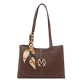 Bolso tote marrón con hebilla M dorada, costuras en contraste y pañuelo de seda elegante - Marrón Oscuro