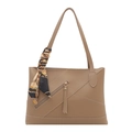 Borsa tote marrone trama litchi con foulard di seta decorativo e dettaglio nappa - Cachi