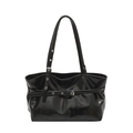 Borsa a spalla nera lucida con fibbie vintage e design a pieghe su sfondo bianco - Nero