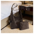 Détail du sac hobo en cuir mat marron foncé avec coutures contrastées et pochette - café