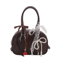 Bolso tipo almohada marrón oscuro con colgante de cereza, encaje y lazo de perlas - café