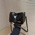 Retro zwarte lakleren Boston tas met bruine rand en verstelbare schouderriem - Zwart en Bruin
