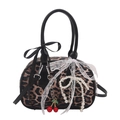 Bolso Boston de leopardo con lazos negros, encaje y colgante de cereza - Estampado de Leopardo Negro