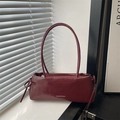 Borsa a spalla in ecopelle lucida rosso intenso dal design minimalista ed elegante - Rosso