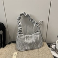 Silberne Plissee-Wolken-Tasche aus Metallic-Gewebe mit dekorativem Schleifendetail - Silber