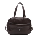 Minimalistische schokobraune Ledertasche mit Schleife und Herzanhänger auf weißem Grund - Dunkelbraun
