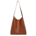 Minimalistische karamellbraune Leder-Tragetasche mit goldener Fashion-Aufschrift auf Weiß - Braun