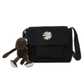 Schwarze Canvas-Umhängetasche mit Gänseblümchen-Stickerei und Frosch-Plüschanhänger - Schwarz mit Froschanhänger
