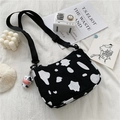 Sac bandoulière en toile avec motif vache noir et blanc et sangle réglable - Noir avec pendentif vache