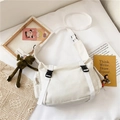 Borsa a tracolla in tela bianca con doppie fibbie e ciondolo a rana in peluche verde - Bianco Con Ciondolo Rana