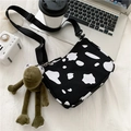 Borsa a tracolla in tela con stampa mucca e ciondolo a forma di rana verde - Nero con ciondolo a rana