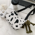 Borsa a tracolla in tela con stampa mucca bianca e nera e ciondolo a rana - Bianco con ciondolo a rana