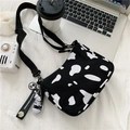 Borsa a tracolla in tela con stampa mucca, tracolla regolabile e ciondoli margherita - Nero con Scarpa Margherita