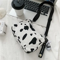 Simpatica borsa a tracolla in tela con motivo mucca e ciondolo a forma di sneaker - Bianco con Scarpa Margherita
