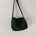 Minimalistische schwarze Crossbody-Tasche aus Canvas mit breitem Gurt und runder Form - Ohne Froschpuppe