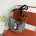 Borsa a tracolla in tessuto pied-de-poule bianco e nero con ciondolo margherita e cinturino - Bianco e Nero (Con Mini Scarpa)