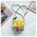 Dettaglio di una graziosa borsa a tracolla per bambini a forma di casa di fungo colorata - Giallo